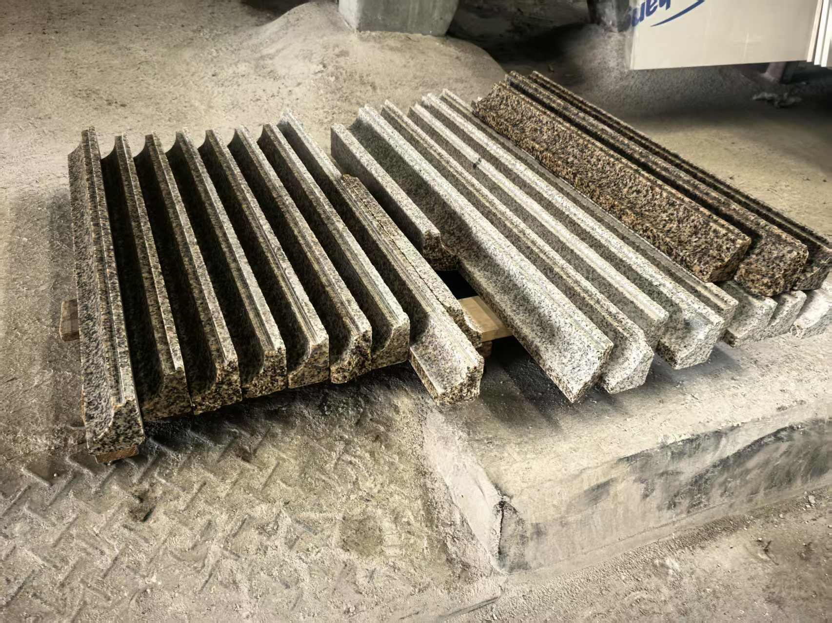 甘肃兰州花岗岩石材 大理石石材 石英石 花岗岩黄金麻 线条 浮雕 柱帽生产加工厂家13919123140