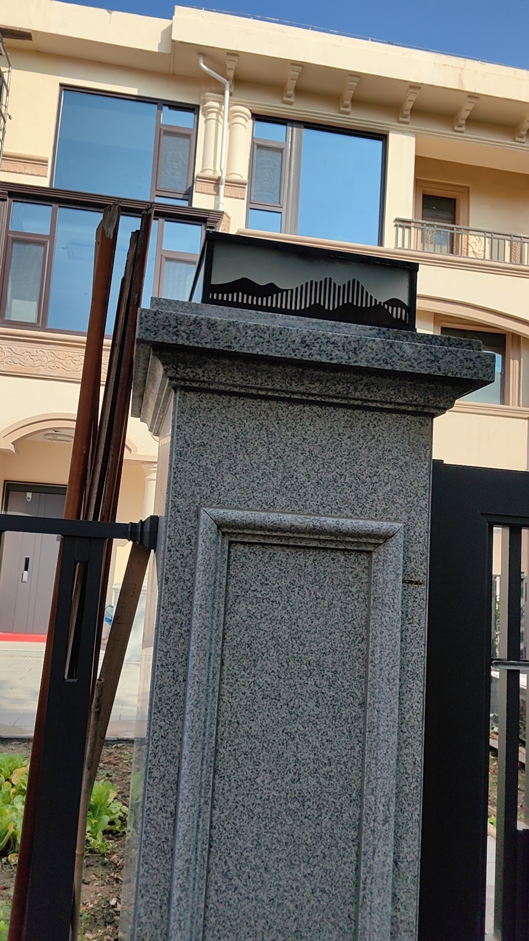 甘肃兰州花岗岩石材 大理石石材 石英石 花岗岩黄金麻 线条 浮雕 柱帽生产加工厂家13919123140