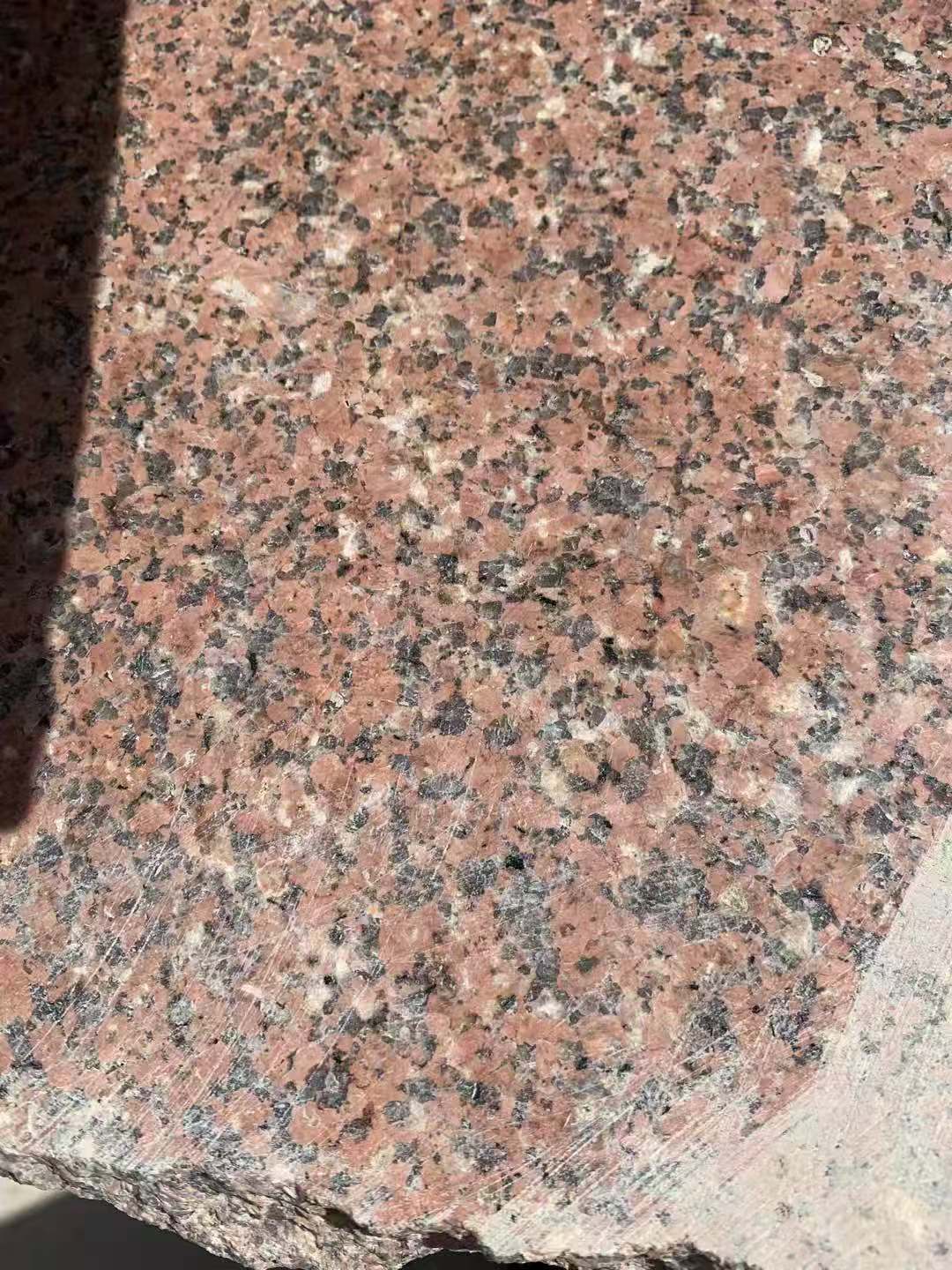 甘肃兰州生产加工花岗岩芝麻灰 黄金麻 樱花红 康宝红 新疆红 芝麻黑   路沿石 挡车球石材厂家13919123140