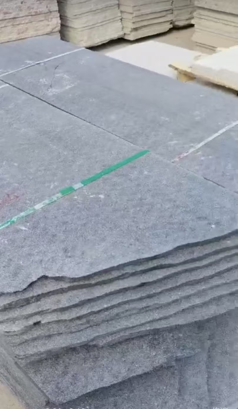 甘肃兰州生产加工花岗岩芝麻灰 黄金麻 樱花红 康宝红 新疆红 芝麻黑   路沿石 挡车球石材厂家13919123140